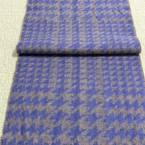 Bloomingdales Blue and Gray Houndstooth 100% Cashmere Scarf - Picture 3 of 14